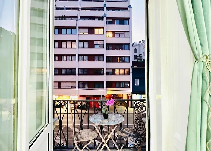 Cozy 9br For 18 Near Augarten Daire