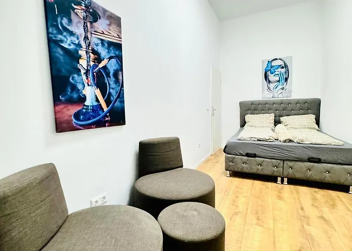 Cozy 9br For 18 Near Augarten *