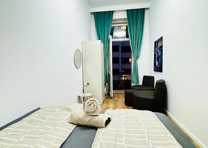 Cozy 9br For 18 Near Augarten *