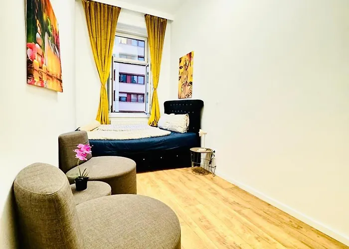 Cozy 9br For 18 Near Augarten *