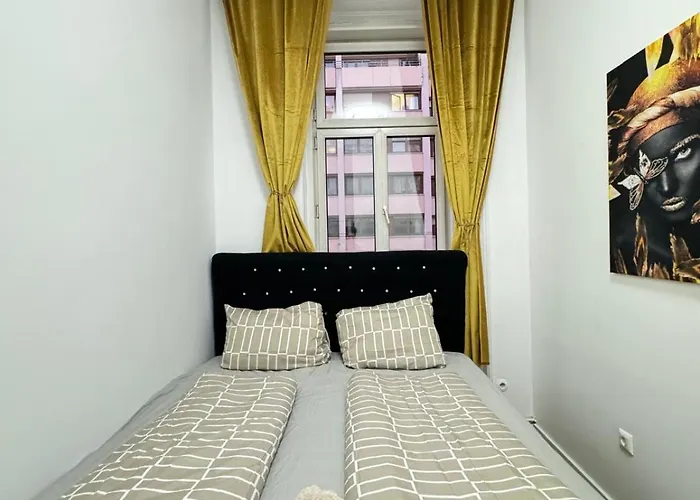 Cozy 9br For 18 Near Augarten *