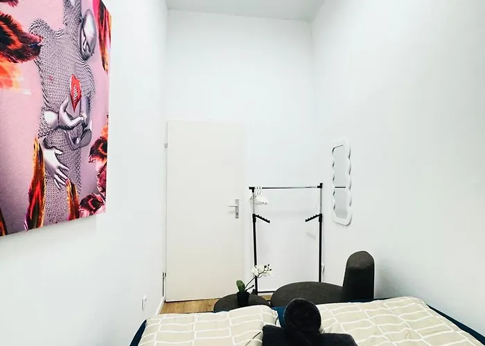 Cozy 9br For 18 Near Augarten *