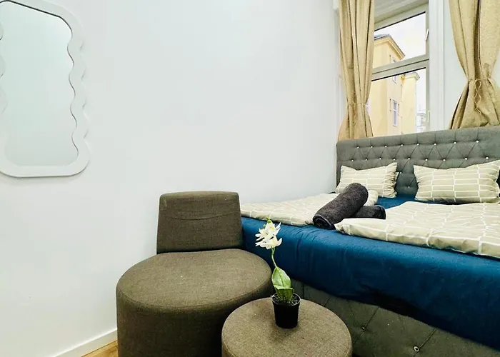Cozy 9br For 18 Near Augarten Daire